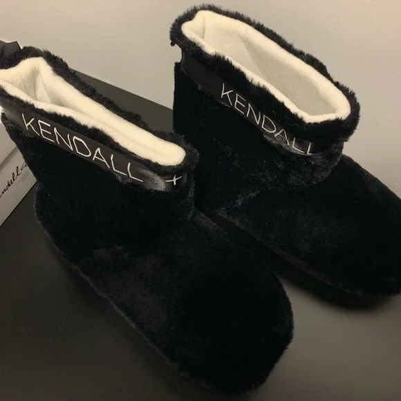 Slippers - Picture 2 of 8